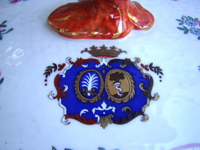 A pair of Chinese Export Porcelain Armorial style Tureens with undertrays, 20th century — image 4